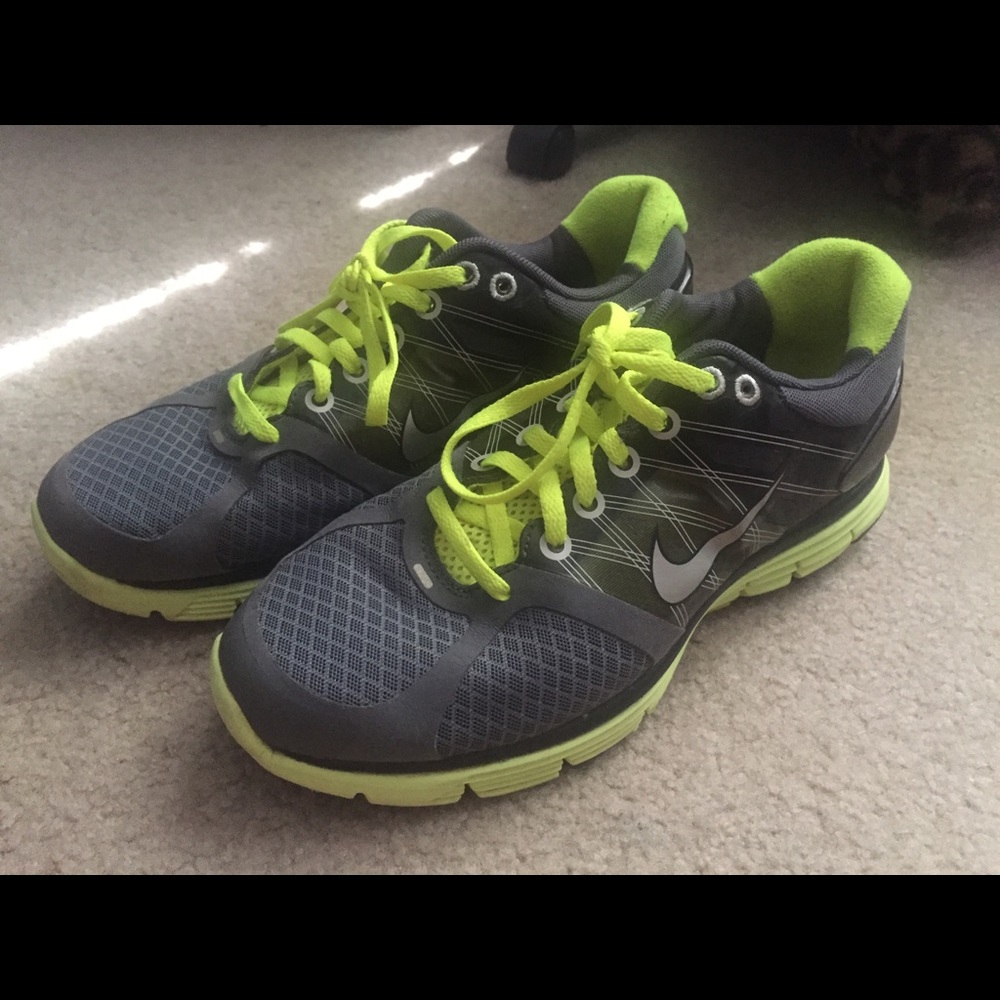 Nike tennis shoes/ 6.5 Youth or 7 Adult